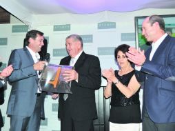 autoridades. Casa Stanza entregó el reconocimiento al homenajeado.  /