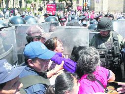 Los artesanos fueron contenidos por elementos policiales. Una niña debió recibir atención por una lesión en la pierna. EL INFORMADOR /
