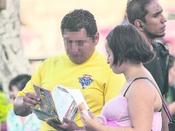 A la mano. Un hombre ofrece discos de música en el primer cuadro del Centro. EL INFORMADOR /