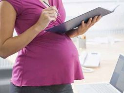 El embarazo en sí no es una contraindicación para el trabajo habitual a excepción de situaciones de alto riesgo. ESPECIAL /