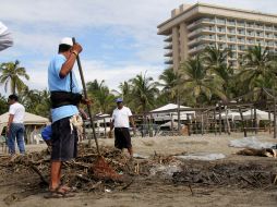 Residentes de Acapulco realizan tareas de limpieza en las playas. EFE /