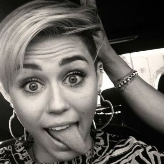 Miley Cyrus llora en concierto por su ex