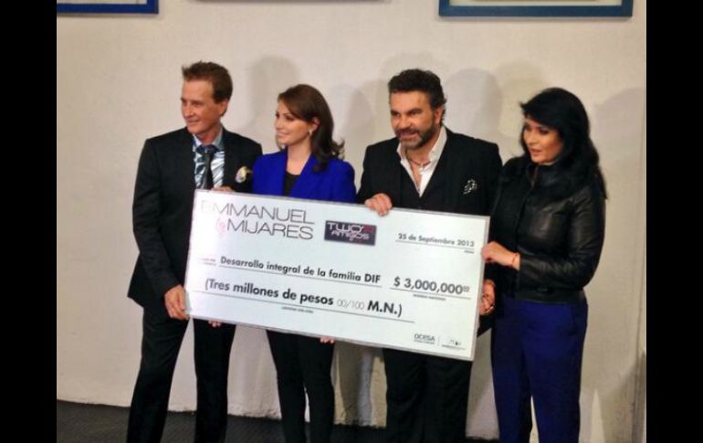 'Apoyando a México en este #tworamigos2013 @emmanueloficial con la Primera Dama y Laura Chong' comparte en su cuenta @MijaresOficial. ESPECIAL /