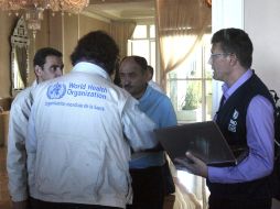 Varios miembros sin identificar del grupo de inspectores de la ONU encargado de investigar el uso de armas químicas. EFE /