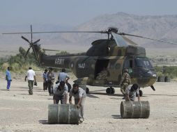 Unos soldados paquistaníes descargar cargamento para los afectados del terremoto. EFE /