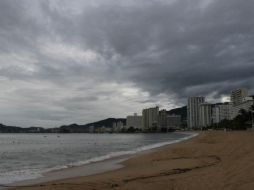 Aspecto del mal tiempo hoy en Acapulco. EFE /