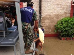 Elementos de la Marina ayudan a habitantes de la colonia Colosio de Acapulco, luego de que se volviera a inundar por la fuerte lluvia. SUN /
