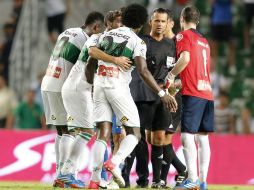 Los jugadores del Elche reclamaron muy molestos la decisión arbitral. EFE /