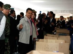 Peña Nieto recorre el centro de acopio instalados en el Zócalo capitalino. SUN /
