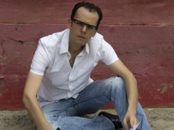 ''Me gustan los temas sociales'', menciona el joven egresado de la carrera de Diseño. Foto: Solórzano y Castro. ESPECIAL /