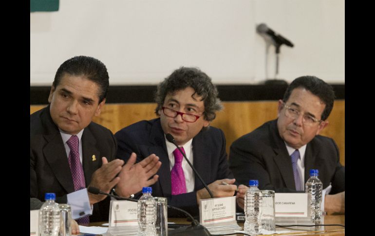 Silvano Aureoles (i), Salvador Camarena (c) y Francisco Arroyo (d) durante el Foro Tricamaral sobre las drogas. NTX /