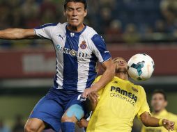 Moreno aquí trataba de contener el ataque de su compañero en el Tri, Giovani. EFE /