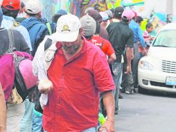 Apoyo de la sociedad. Lejos de verlos como una amenaza, algunas personas ofrecen comida a los migrantes. EL INFORMADOR /