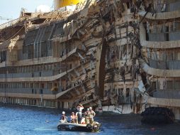 Equipos de rescate revisan los restos del barco. AFP /