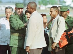 Omar ''El Niño'' Linares (C), joya deportiva de Cuba, es uno de los contratados en el exterior desde hace menos de una década. ARCHIVO /