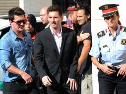 Lionel Messi y su hermano Rodrigo (i) a su llegada al juzgado; el futbolista es acusado, junto a su padre, de una evasión fiscal. AFP /