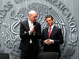Fredrik Reinfeldt, primer ministro de Suecia, y Enrique Peña Nieto ofrecen un mensaje a los medios. SUN /
