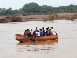 Habitantes de una localidad en Guerrero cruzan un río, debido a la caída del puente. Guerrero comienza a recibir recursos del Fonden. NTX /