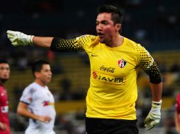 El guardameta chileno dice que tanto Atlas como Chivas tienen la urgencia de sacar el triunfo en el clásico. MEXSPORT /