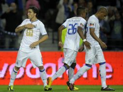 Josué Soares (I) celebra la anotación del Porto, equipo donde militan los mexicanos Diego Reyes y Héctor Herrera. AFP /