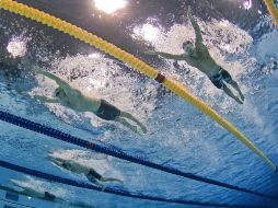 La recomendación es usar tapones auditivos especiales al nadar y evitar introducirse objetos. ARCHIVO /