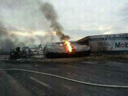 El accidente provoca que el camión se incendiara. ESPECIAL /