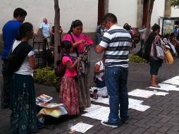 Los artesanos vendían hoy a un costado del Palacio Municipal de Guadalajara a pesar de que está prohibido.  /