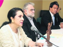 María Rosario Mendoza Verduzco e Ivan Trujillo (centro) dieron los detalles del convenio. EL INFORMADOR /