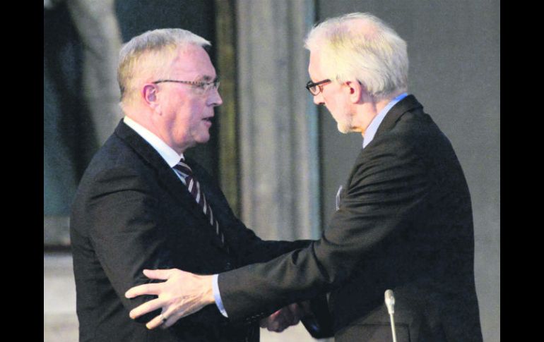 El presidente saliente, Pat McQuaid, felicita a Brian Cookson, luego de ganar la elección efectuada en Florencia. AFP /