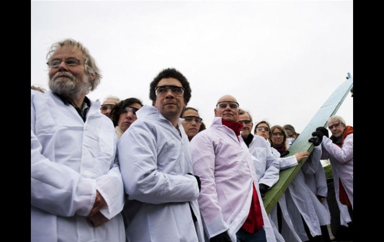 Activistas vestidos como científicos protestan contra el informe sobre calentamiento global. AFP /