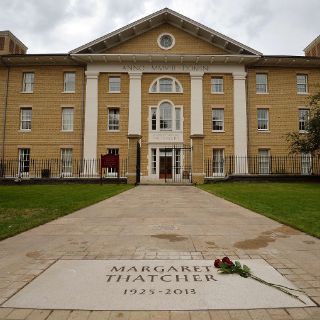 Entierran las cenizas de Margaret Thatcher en un hospital de Londres