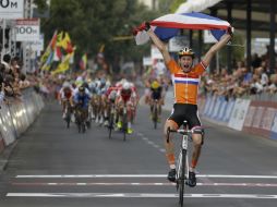 El ciclista campeón Mathieu Van der Poel cruza la línea final de la carrera. AP /