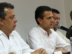 El gobernador de Guerrero, Ángel Aguirre (i), junto al Presidente Enrique Peña Nieto (c). NTX /