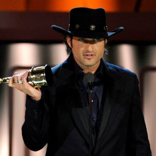 Latinos son reconocidos en Premios Alma