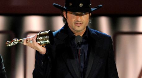 Robert Rodriguez recibe su premio a la exelencia en cine en el Pasadena Civic Auditorium. AP /