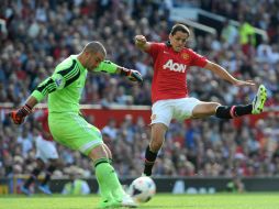 Javier Hernández disputa el balón con el jugador del WBA Boaz Myhill, durante el encuentro de la Liga Premier. EFE /
