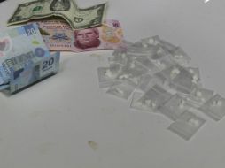 Al hombre también se le decomisó 200 pesos en efectivo y dos dólares.  /