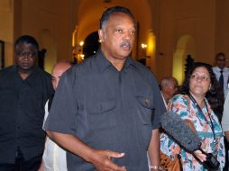 El reverendo Jesse Jackson (C) se encuentra en Cuba y ha mediado en otras ocasiones para liberar rehenes. ARCHIVO /