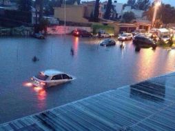 Avenida Acueducto quedó inundada ante la fuerte precipitación. Imagen de @cesar_magana. ESPECIAL /