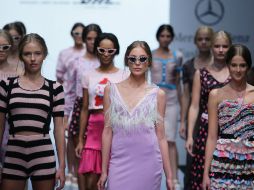 Modelos lucen creaciones de la marca mexicana Lidya Lavin. EFE /