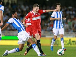 Carlos Vela (I) fue titular en el empate de la Real Sociedad frente al Sevilla. EFE /