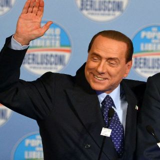 Ministros de partido de Berlusconi renuncian al gobierno