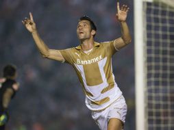 Luis García celebra la anotación con la que Pumas obtuvo su primera victoria del torneo. MEXSPORT /