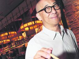 El chef responsable del menú del P.F. Chang's muestra la manera correcta de emplear los palillos.  /