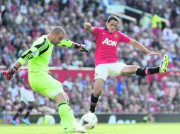 El portero de West Bromwich, Boaz Myhill, intenta desviar la jugada de Javier el ''Chicharito'' Hernández. EFE /