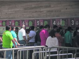 La gente se acercó ayer, aunque no en la cantidad de otros años, a las taquillas del Estadio Omnilife para buscar un boleto.  /