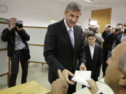 Michael Spindelegger (c) fue el primero de los tres principales candidatos en depositar su voto. AFP /