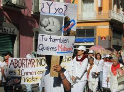 El grupo de inconformes se hicieron notar con pancartas en mano, con leyendas a favor de la vida. SUN /