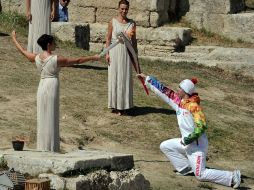 La ceremonia simbólica fue presenciada por las autoridades del Comité Olímpico Internacional. AFP /