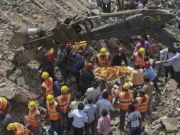 Elementos de rescate sacan un cuerpo de entre las ruinas del edificio colapsado hace días. EFE /